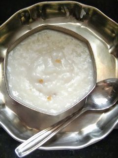 பூண்டு மற்றும் வெந்தயம் சேர்த்த உளுந்து தேங்காய் கஞ்சி (Ulunthu kanji recipe in tamil) செய்முறை முக்கிய புகைப்படம்