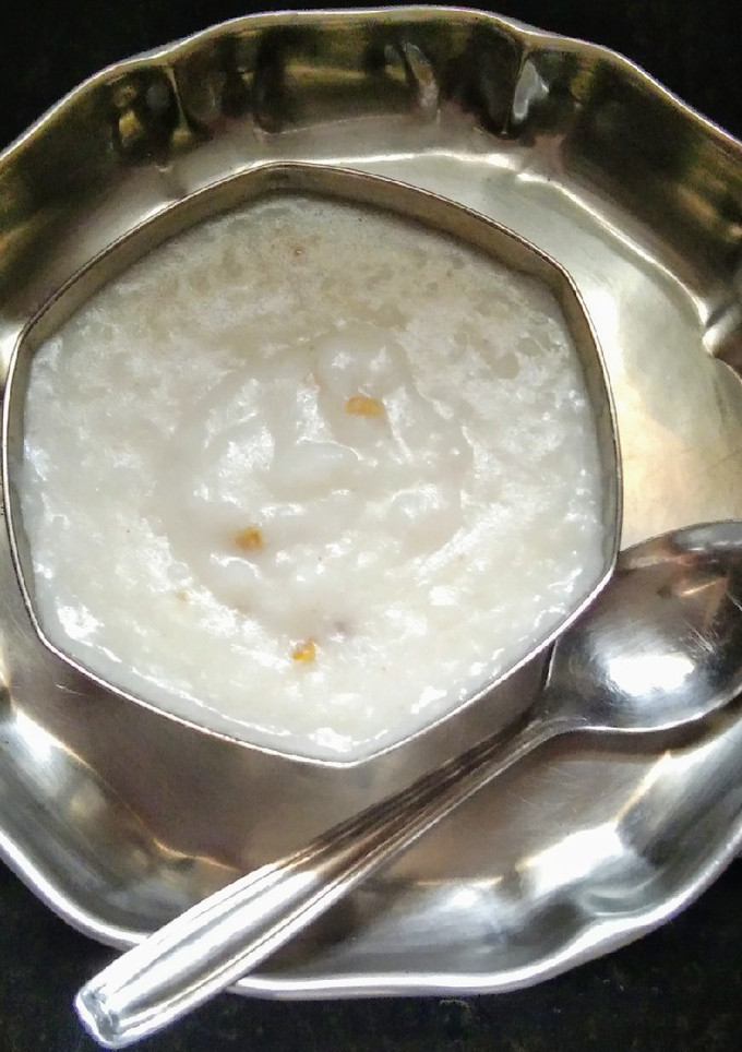 பூண்டு மற்றும் வெந்தயம் சேர்த்த உளுந்து தேங்காய் கஞ்சி (Ulunthu kanji recipe in tamil) செய்முறை முக்கிய புகைப்படம்