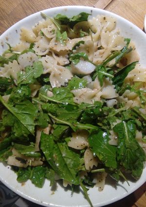 Une photo de Salade chaud/froide de pâtes, roquette, topinambours et citron
