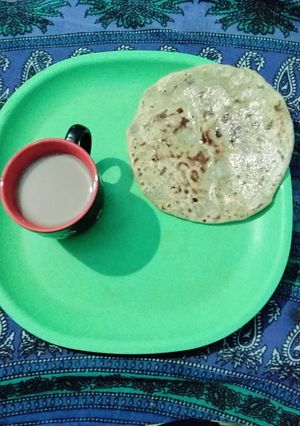 A picture of Aaloo ka paranrtha with tea.