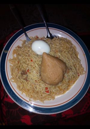 A picture of Indomie with moimoi &egg.