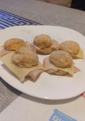 Una foto de Scones de queso crema jamón y queso