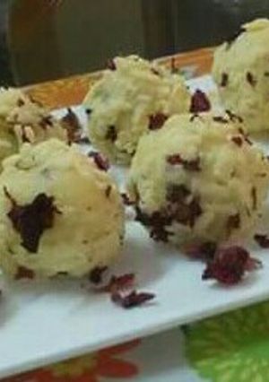 A picture of Malai ladoo.