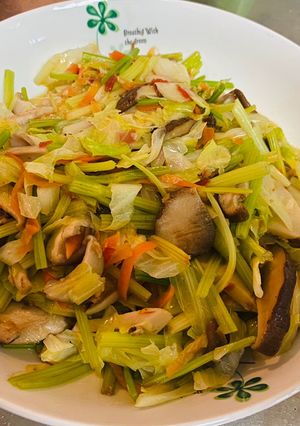 杏香綜合炒蔬+芹菜煎蛋 的食譜成品照片