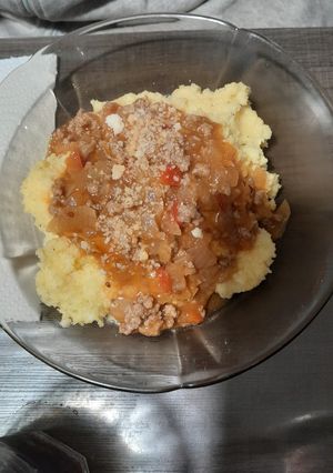 Una foto de Un buen plato de polenta con bolognesa