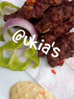 A picture of Kafta with garlic sauce.