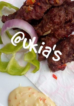 A picture of Kafta with garlic sauce.