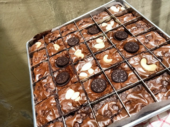 Langkah Mudah untuk Menyiapkan Resep Fudgy and Shiny Brownies Milo Panggang sekat yang Enak Banget Anti Ribet, Lezat
