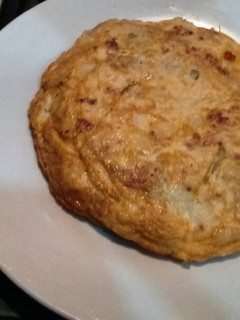 Una foto de Tortilla de patatas con chorizo. ॐ