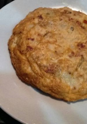 Una foto de Tortilla de patatas con chorizo. ॐ