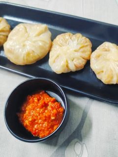 मोमो और मोमो की चटनी (momo aur momo ki chutney recipe in Hindi) रेसिपी मुख्य फोटो