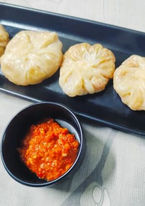 मोमो और मोमो की चटनी (momo aur momo ki chutney recipe in Hindi) रेसिपी मुख्य फोटो