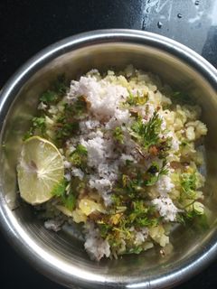 कांदा पोहे (kanda pohe recipe in marathi) रेसिपी चे मुख्य फोटो 