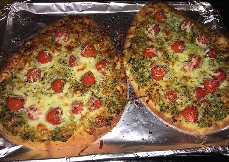 Naan Bread Pesto Pizza with Cherry tomatoes Naan Bread Pesto Pizza with Cherry tomatoes