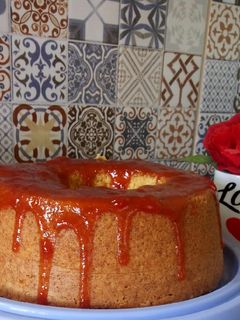 Foto de Bolo de Fubá Fofinho com Cobertura de Goiabada