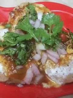 आलू दही टिक्की चाट (Aloo Dahi Tikki chaat recipe in Hindi) रेसिपी मुख्य फोटो
