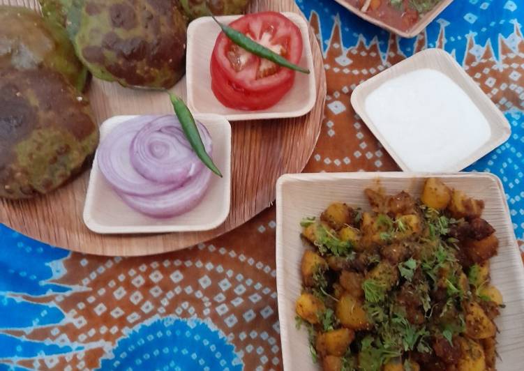 Palak puri, tariwale aloo, kasuri methi sukha aloo, salad & curd Palak puri, tariwale aloo, kasuri methi sukha aloo, salad & curd