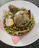 Alcachofas y guisantes estofados con huevo