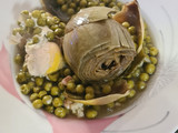 Alcachofas y guisantes estofados con huevo
