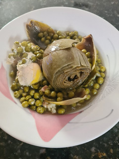 Una foto de Alcachofas y guisantes estofados con huevo