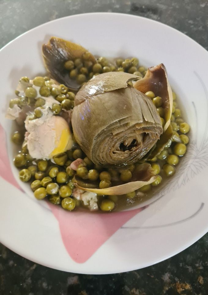 Una foto de Alcachofas y guisantes estofados con huevo