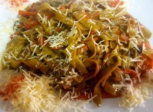 Una foto de Cintas de espinaca con vegetales #elijococinar