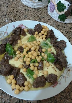 صورة لوصفة حمص بالطحينية مع لحم العجل