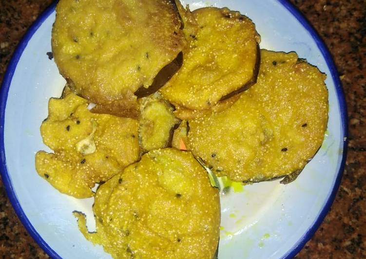 Fried brinjal (Beguni)