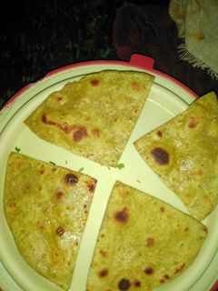 कोरिएंडर ट्रायंगल पराठा (Coriander triangle Paratha Recipe in Hindi) रेसिपी मुख्य फोटो