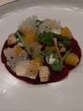 Carpaccio z burak, kozi ser, pomarańcza, tuile, dressing