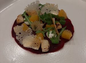Zdjęcie przepisu Carpaccio z burak, kozi ser, pomarańcza, tuile, dressing.