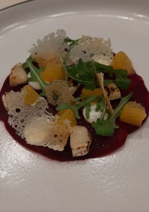 Zdjęcie przepisu Carpaccio z burak, kozi ser, pomarańcza, tuile, dressing.