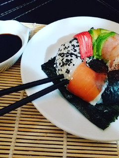 Una foto de Rainbow Donuts Sushi 🌈🍩🍣🥢