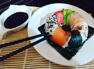 Una foto de Rainbow Donuts Sushi 🌈🍩🍣🥢
