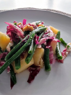 A picture of Insalata fredda di patate, fagiolini, radicchio rosso e noci.