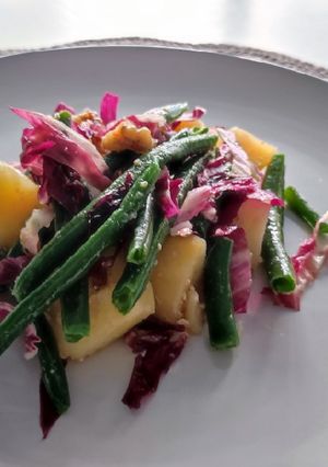 Foto di Insalata fredda di patate, fagiolini, radicchio rosso e noci