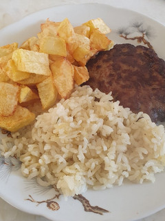 Una foto de Arroz al ajillo, hamburguesa y papas fritas en cubos de Rommy