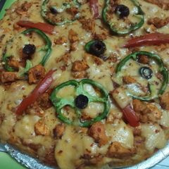 A picture of Spicy chicken tikka pizza 🍕.