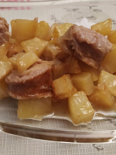Una foto de Salchichas con patatas a la cerveza