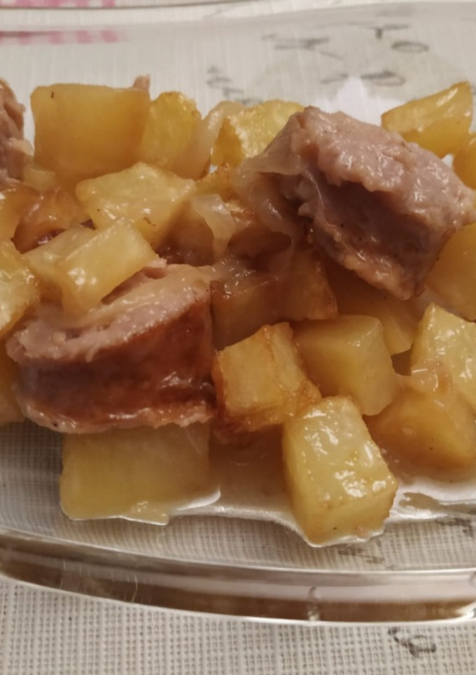 Una foto de Salchichas con patatas a la cerveza