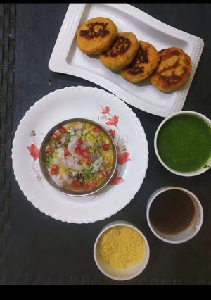 A picture of Aloo tikki with chana.