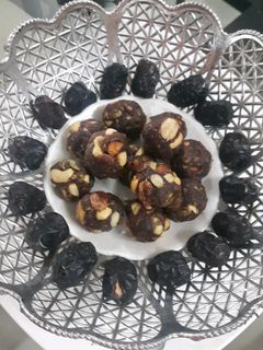 खजूर के लडडू (Khajoor ke laddu recipe in hindi) रेसिपी मुख्य फोटो