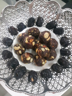 खजूर के लडडू (Khajoor ke laddu recipe in hindi) रेसिपी मुख्य फोटो