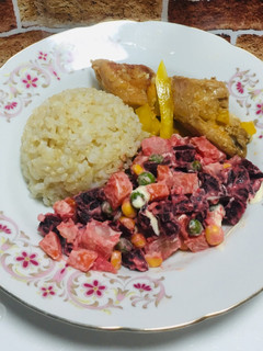 Una foto de Gallina a la Cacerola con Ensalada Russa!