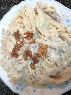Una foto de Tallarines con setas en salsa de queso azul y nueces