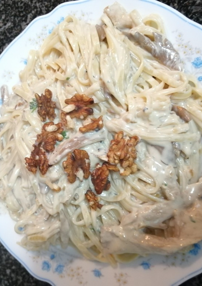 Una foto de Tallarines con setas en salsa de queso azul y nueces
