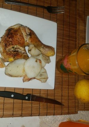 Una foto de Pollo a la mayonesa con papas al horno😃
