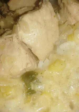 Una foto de Pollo al verdeo y vino blanco