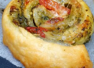 Foto di Girelle di sfoglia con pesto al basilico, parmigiani reggiano e pomodorini