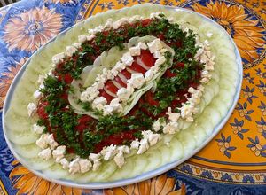 Une photo de Salade composée concombre,, feta et persil